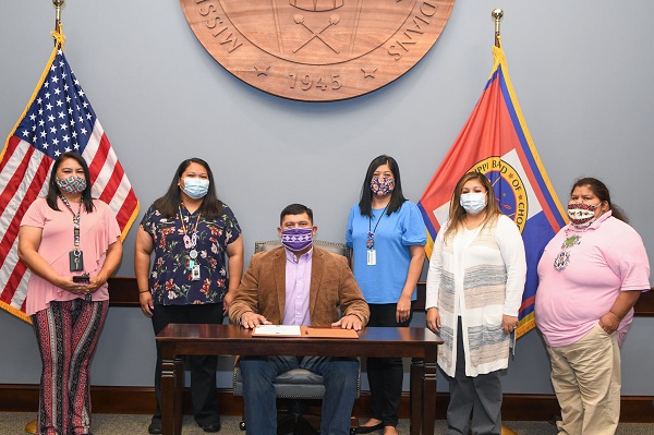 Chief Ben Signs Domestic Abuse Awareness Proclamation