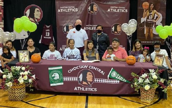 Shantashia John of Choctaw Central Signs with Meridian Community College