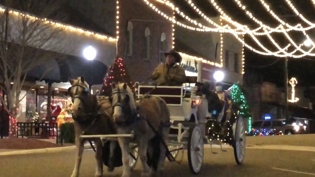 Video: Christmas carriage rides in downtown Kosciusko