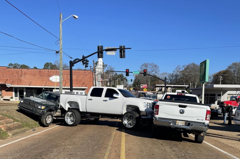 Vehicle’s brakes fail causing a 4 car crash in Philadelphia
