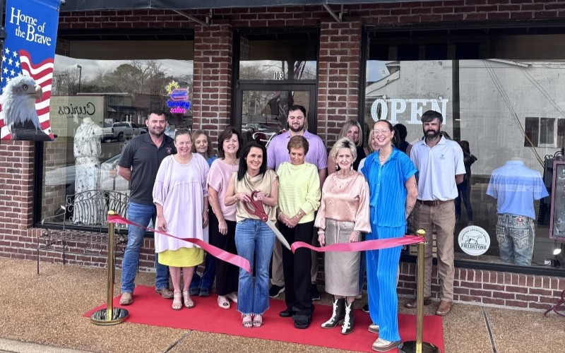 Flaunt Celebrates Addition of Tanning and Red Light Therapy Beds with Ribbon Cutting Ceremony (Photo Gallery)